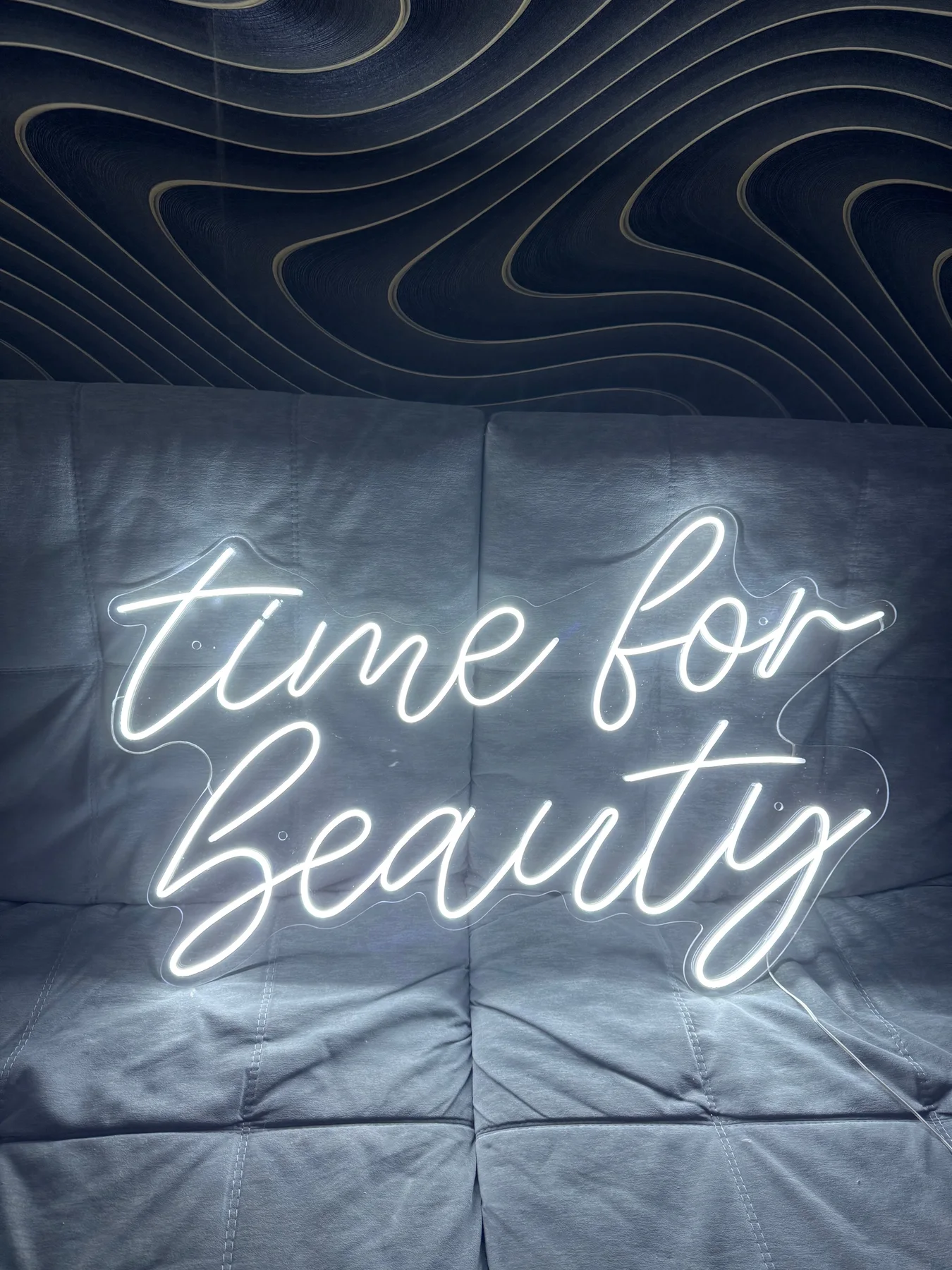 Белая интерьерная неоновая вывеска Time for Beauty