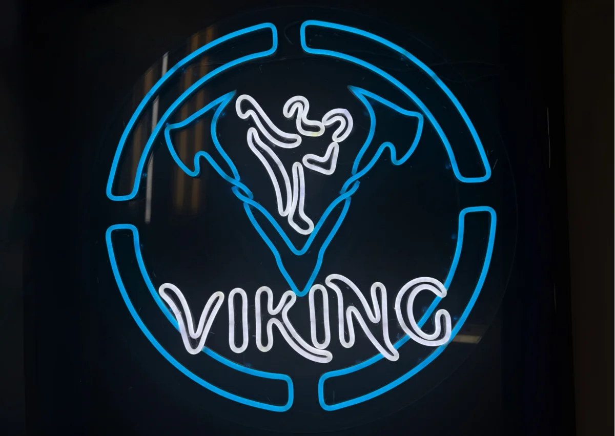 Бело-голубой неоновый логотип Viking для клуба единоборств