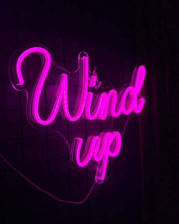 Розовая интерьерная неоновая вывеска Wind up